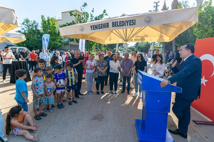 Yenişehir Belediyesi Çocuklar Için Mahallelerde Halı Saha Açmaya Devam Ediyor (7)