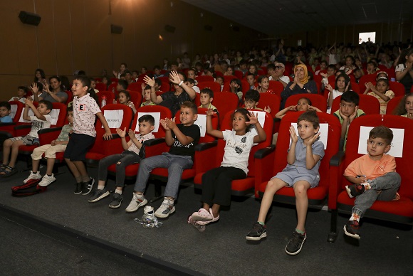 1200 Öğrenci̇ ‘İki̇ Bavul Dolusu’ Oyununu Kahkahalarla İzledi̇ (12)