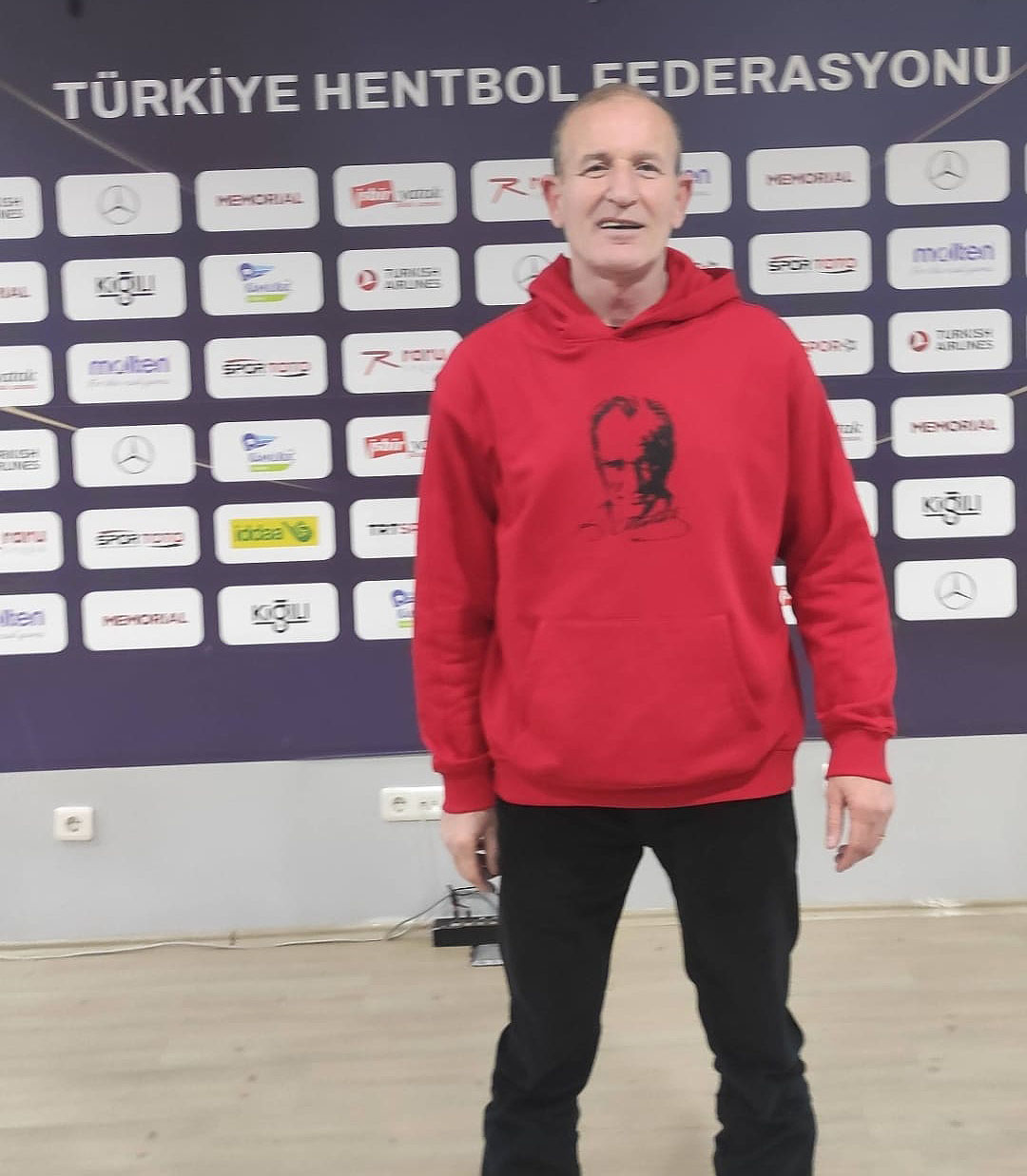 Adana Hentbol Karması'nın Antrenörü Şükrü Özhan