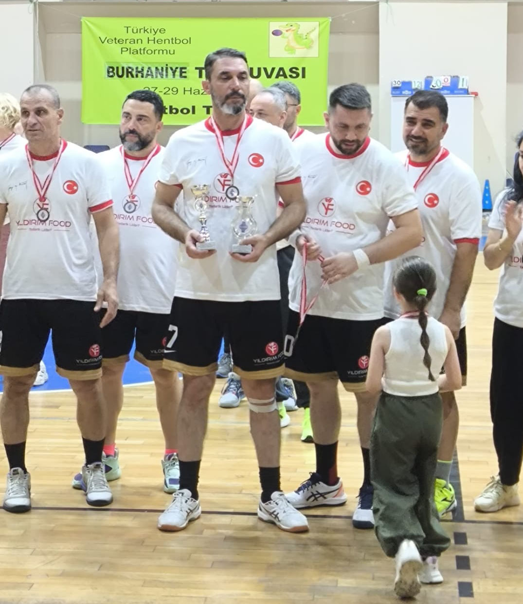Adanalı Veteran Hentbolcular Madalyalarıyla