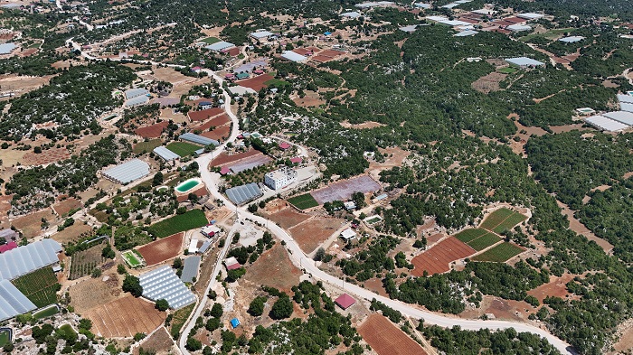 Büyükşehi̇r, Erdemli̇ Kirsalindaki̇ Yollari Yeni̇lemeyi̇ Sürdürüyor (8)