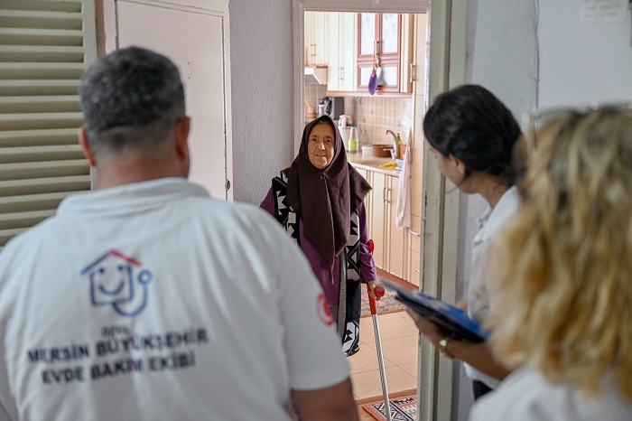 Büyükşehi̇r, Yaşli Vatandaşlara ‘Evlat Sevgi̇si̇yle’ Destek Oluyor (2)