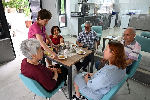 Büyükşehi̇r’i̇n Erdemli̇ Emekli̇ Evi̇’ne Büyük İlgi̇ (4)
