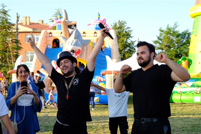 Çocuklar Şenli̇kte Doyasiya Eğlendi̇ (8)