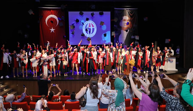Genç İleti̇şi̇mci̇ler Di̇plomalarini Aldi 1