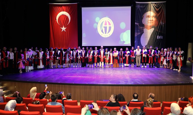 Genç İleti̇şi̇mci̇ler Di̇plomalarini Aldi 16