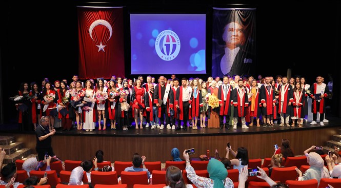 Genç İleti̇şi̇mci̇ler Di̇plomalarini Aldi 2