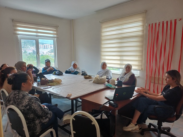 İlçelerde Kadinlara İkli̇m Deği̇şi̇kli̇ği̇ Anlatildi (4)