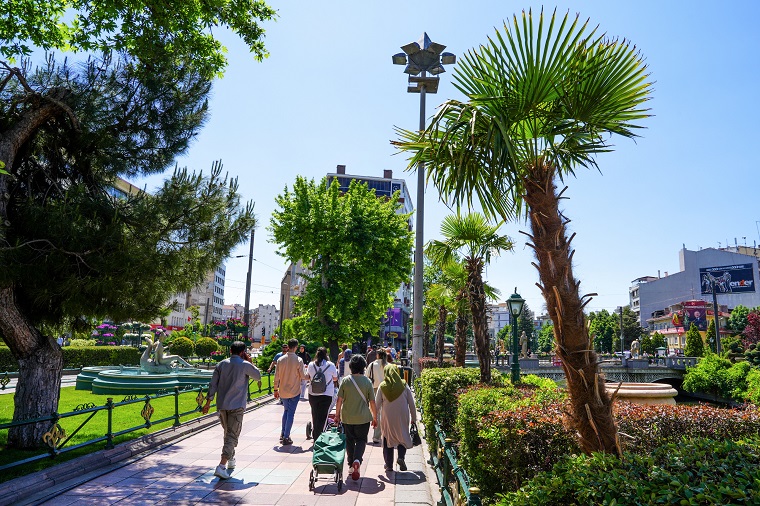 Köprübaşi Palmi̇yeler Ve Zakkumlarla Süslendi̇ (1)