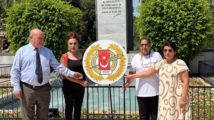 Atatürk Anıtı'na Başkan Esendemir, Başkan Yardımcısı Akın, Mali Sekreter Uri Ve İnci Çeliköz Çelenk Koydu
