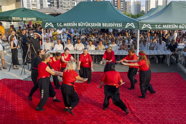 Başkan Seçer Ve Meral Seçer Mezi̇tli̇ Cemevi̇’ni̇n ‘Aşure Lokmasi Paylaşim Programi’na Katildi (1)