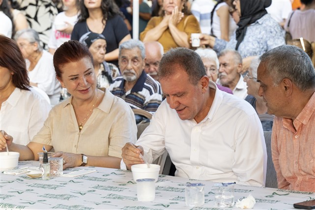 Başkan Seçer Ve Meral Seçer Mezi̇tli̇ Cemevi̇’ni̇n ‘Aşure Lokmasi Paylaşim Programi’na Katildi (3)
