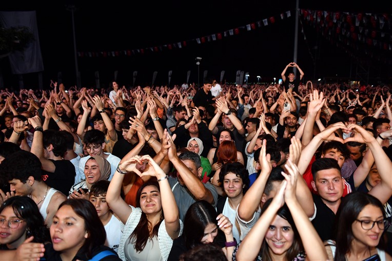Başkan Seçer’den Terci̇h Dönemi̇nde Gençlere Mersi̇n Çağrisi (9)