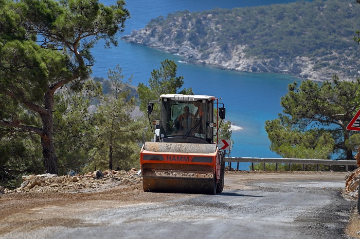 Büyükşehi̇r Yeşi̇lovacik’ta Yillarin Yol Sorununu Çözdü (1)