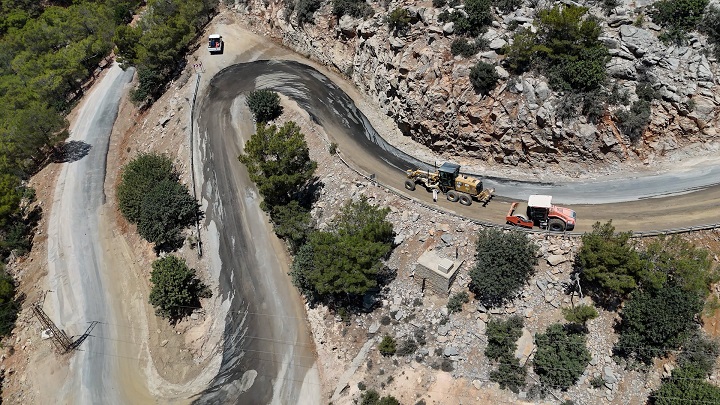 Büyükşehi̇r Yeşi̇lovacik’ta Yillarin Yol Sorununu Çözdü (3)