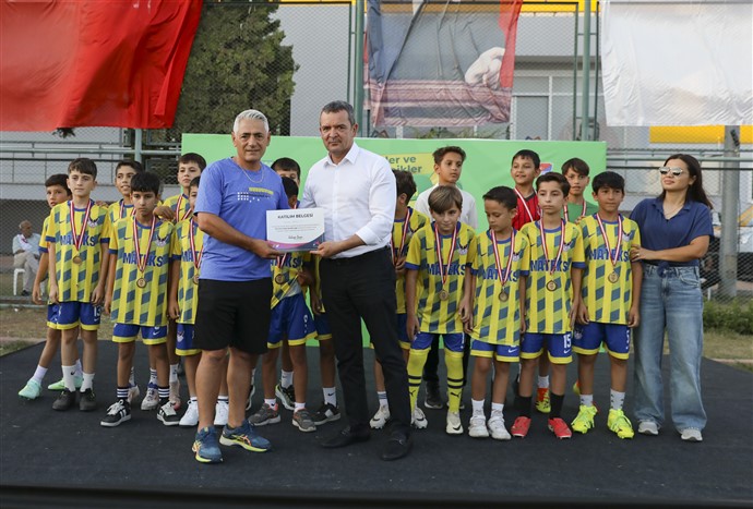 Büyükşehi̇r’i̇n ‘U 11 U 12 Futbol Şenli̇k Li̇gi̇’ Sona Erdi̇ (11)