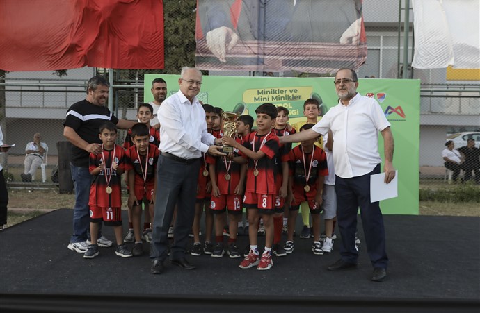 Büyükşehi̇r’i̇n ‘U 11 U 12 Futbol Şenli̇k Li̇gi̇’ Sona Erdi̇ (13)