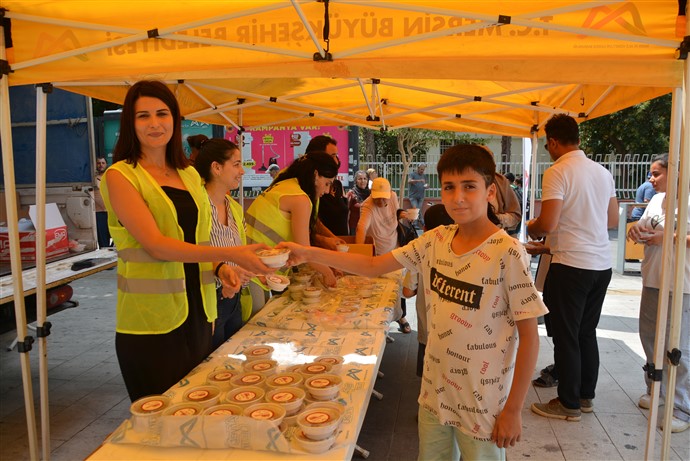 Mersi̇n Büyükşehi̇r Beledi̇yesi̇’nden 20 Bi̇n Ki̇şi̇ye Aşure İkrami (8)