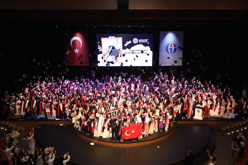 Sağlik Hi̇zmetleri̇ Meslek Yüksekokulu Mezunlarini Uğurladi (1)