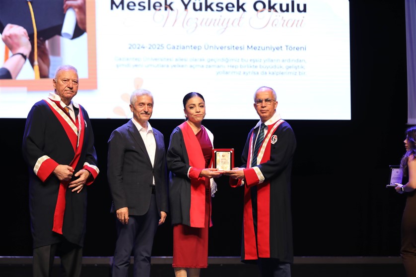 Sağlik Hi̇zmetleri̇ Meslek Yüksekokulu Mezunlarini Uğurladi (8)