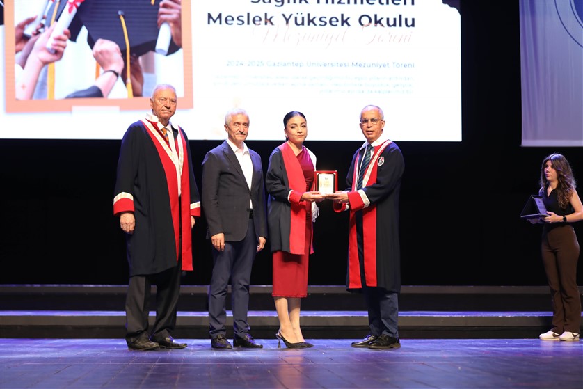 Sağlik Hi̇zmetleri̇ Meslek Yüksekokulu Mezunlarini Uğurladi (9)