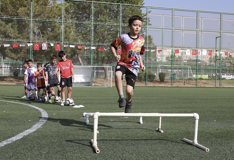 Mersi̇n Büyükşehi̇r’den Yil Boyu Ücretsi̇z Futbol Kursu (6)