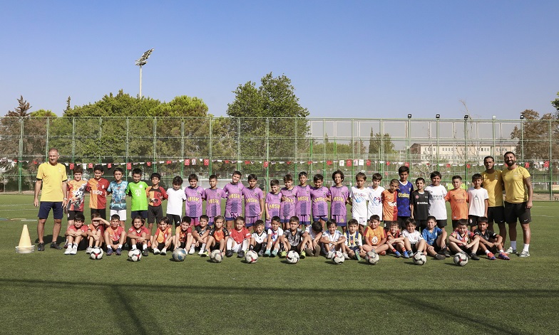 Mersi̇n Büyükşehi̇r’den Yil Boyu Ücretsi̇z Futbol Kursu (9)