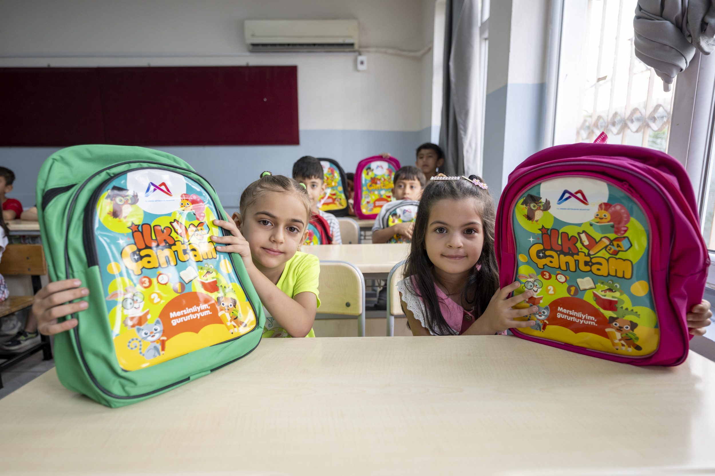 1. Sinif Öğrenci̇leri̇ni̇n İlk Çantalari Başkan Seçer’den (3)