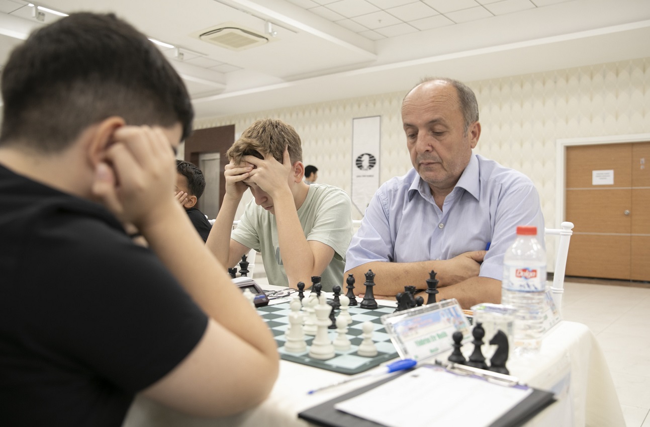 ‘9. Uluslararasi Satranç Turnuvasi’nda Sporculara Ödülleri̇ Veri̇ldi̇ (8)
