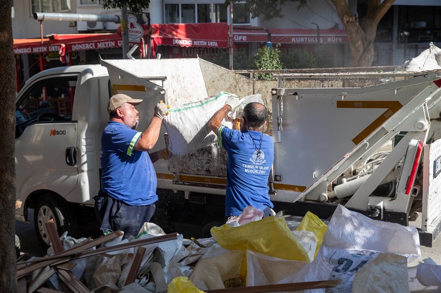 Seyhan Beledi̇yesi̇nden Temi̇zli̇k Ataği 12