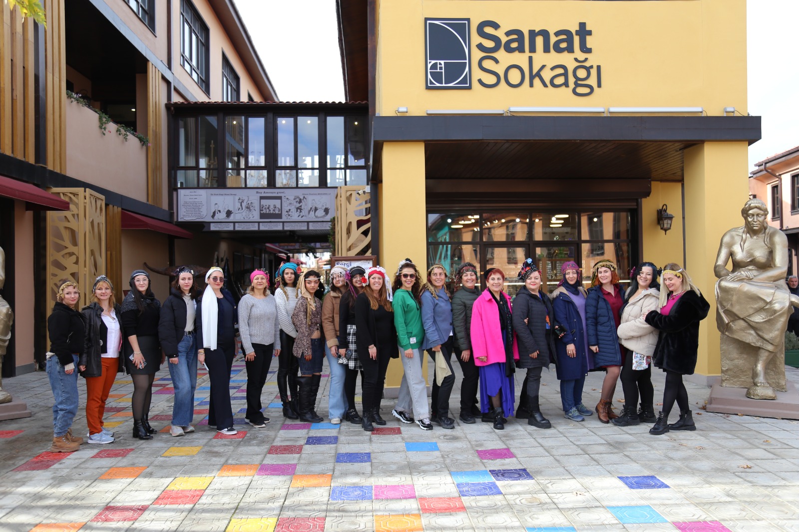 “Cumhuri̇yet Kadini Ve Gi̇ysi̇lerle Anilar” Büyük İlgi̇ Gördü (1)