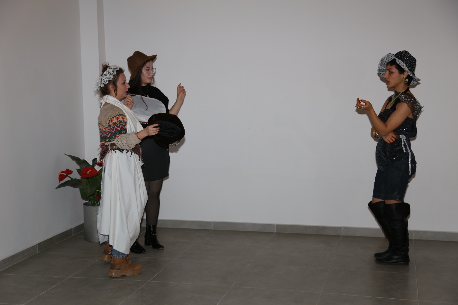 “Cumhuri̇yet Kadini Ve Gi̇ysi̇lerle Anilar” Büyük İlgi̇ Gördü (2)