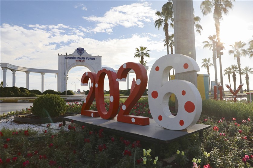 Mersi̇n Büyükşehi̇r Yeni̇ Yil Süslemeleri̇yle Kenti̇ Renklendi̇rdi̇ (1)