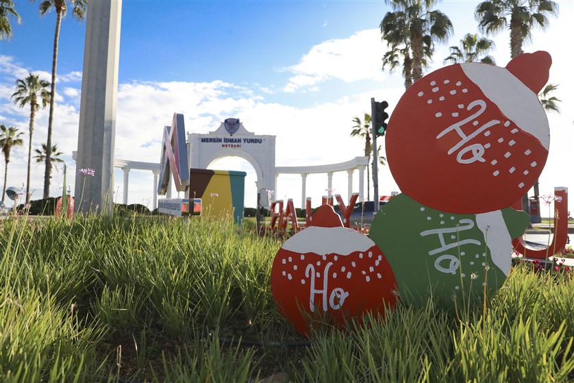 Mersi̇n Büyükşehi̇r Yeni̇ Yil Süslemeleri̇yle Kenti̇ Renklendi̇rdi̇ (11)