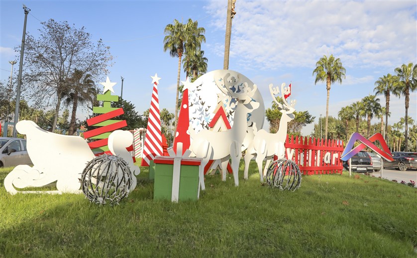 Mersi̇n Büyükşehi̇r Yeni̇ Yil Süslemeleri̇yle Kenti̇ Renklendi̇rdi̇ (2)