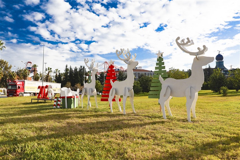 Mersi̇n Büyükşehi̇r Yeni̇ Yil Süslemeleri̇yle Kenti̇ Renklendi̇rdi̇ (3)