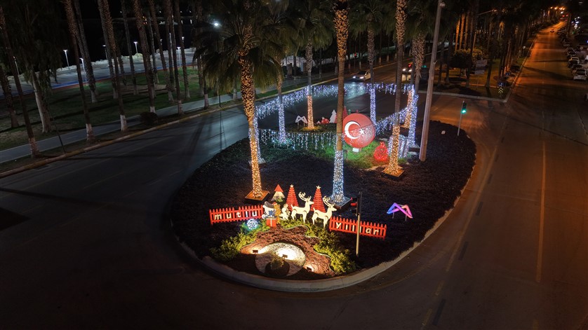Mersi̇n Büyükşehi̇r Yeni̇ Yil Süslemeleri̇yle Kenti̇ Renklendi̇rdi̇ (9)