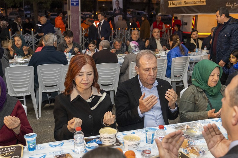 Başkan Seçer İle Meral Seçer, Erdemli̇lerle İftar Sofrasinda Buluştu (11)