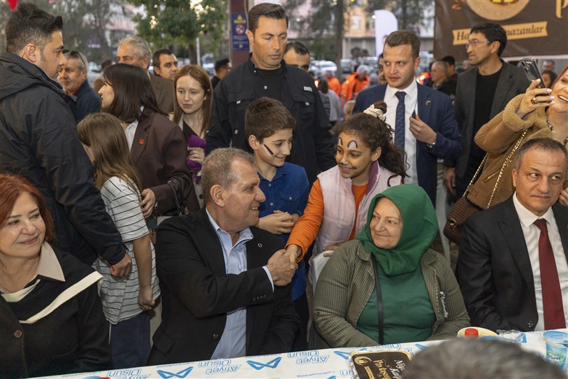 Başkan Seçer İle Meral Seçer, Erdemli̇lerle İftar Sofrasinda Buluştu (2)