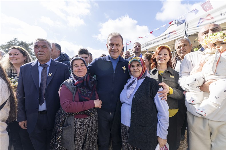 Başkan Seçer Ve Meral Seçer ‘4. Nergi̇s Şenli̇ği̇’ne Katildi (12)