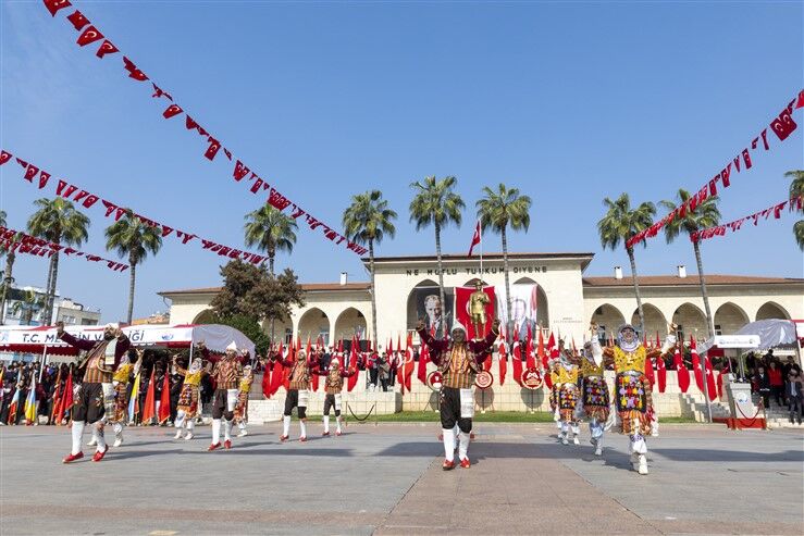 Başkan Seçer Ve Meral Seçer, Atatürk’ün Mersi̇n’e Geli̇şi̇ni̇n Yildönümü Programlarina Katildi (6)