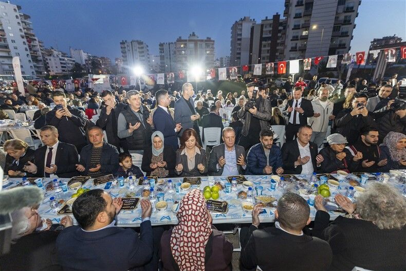 Başkan Seçer Ve Meral Seçer, Mezi̇tli̇ İftar Sofrasinda Yurttaşlarla Buluştu (1)
