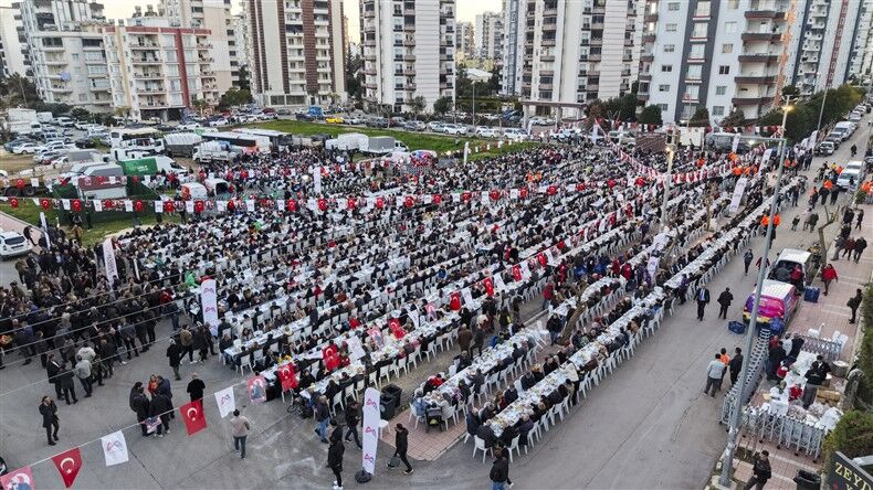 Başkan Seçer Ve Meral Seçer, Mezi̇tli̇ İftar Sofrasinda Yurttaşlarla Buluştu (10)