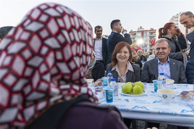 Başkan Seçer Ve Meral Seçer, Mezi̇tli̇ İftar Sofrasinda Yurttaşlarla Buluştu (2)