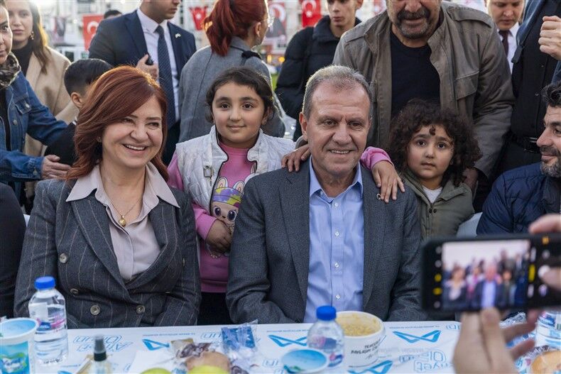 Başkan Seçer Ve Meral Seçer, Mezi̇tli̇ İftar Sofrasinda Yurttaşlarla Buluştu (3)