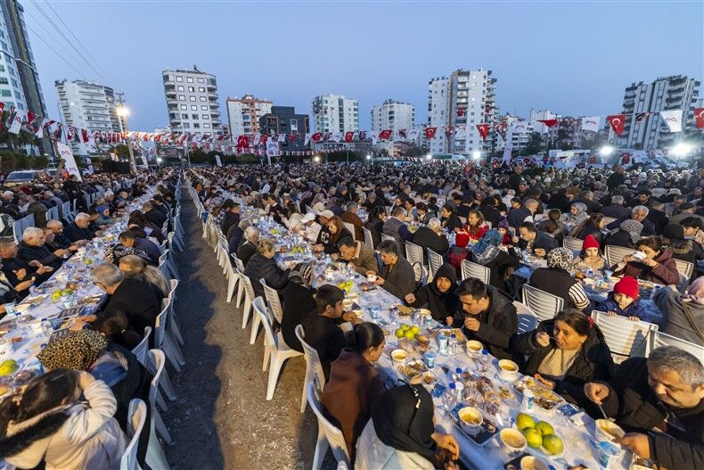 Başkan Seçer Ve Meral Seçer, Mezi̇tli̇ İftar Sofrasinda Yurttaşlarla Buluştu (4)