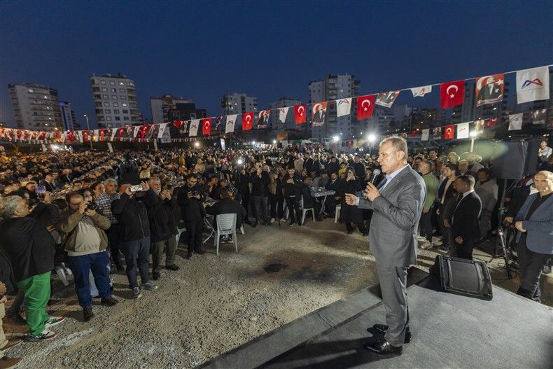 Başkan Seçer Ve Meral Seçer, Mezi̇tli̇ İftar Sofrasinda Yurttaşlarla Buluştu (6)