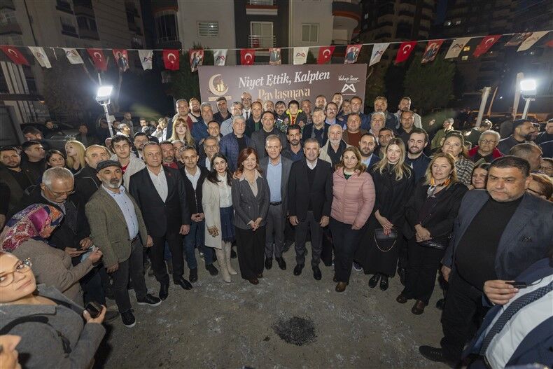 Başkan Seçer Ve Meral Seçer, Mezi̇tli̇ İftar Sofrasinda Yurttaşlarla Buluştu (7)