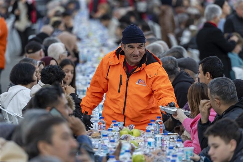 Başkan Seçer Ve Meral Seçer, Mezi̇tli̇ İftar Sofrasinda Yurttaşlarla Buluştu (9)