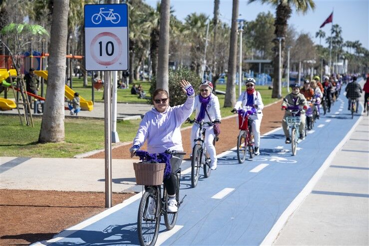 Mersi̇n Büyükşehi̇r İle ‘Eşi̇t Mersi̇n’i̇n Emekçi̇ Kadinlari’ 8 Mart’ta Bi̇r Araya Geldi̇ (10)